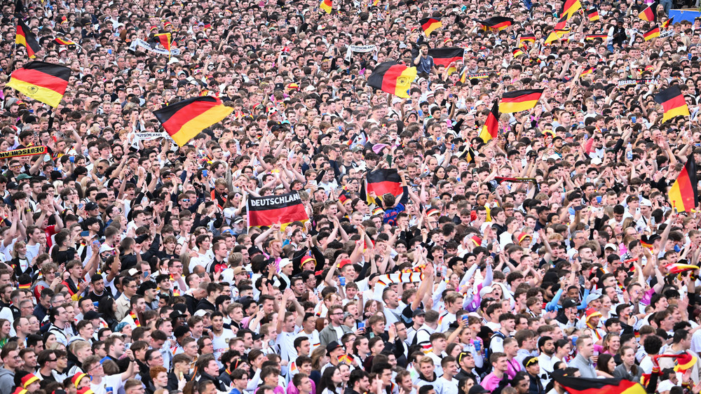 Nach Gedr Nge Beim Em Auftakt Fanzone Frankfurt Bleibt Friedlich