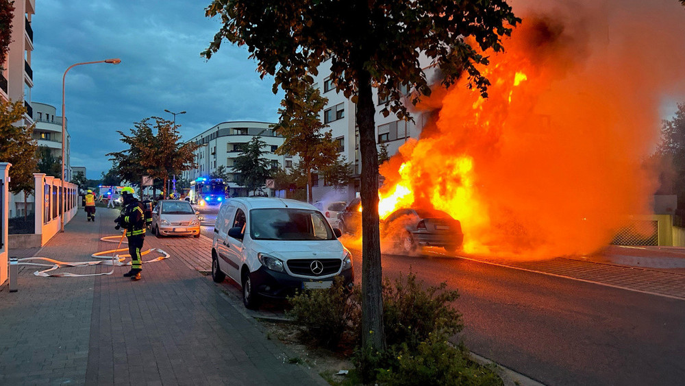 Langen Zwei Autos Brennen Nach Auffahrunfall Komplett Aus