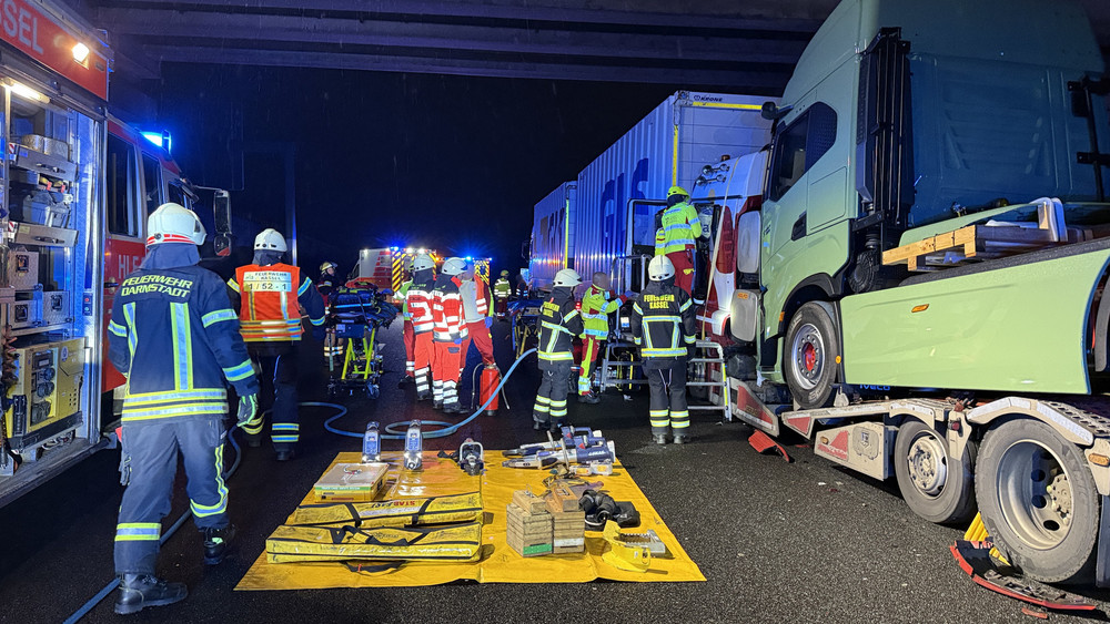 Unfall Mit Zwei LKW Auf Der A7 Bei Kassel Ein Schwerverletzter