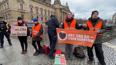 Letzte Generation In Dresden Mit Neuer Klebetechnik