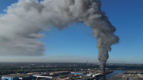 Brand im Duisburger Hafen Rauchsäule von weitem zu sehen FFH de