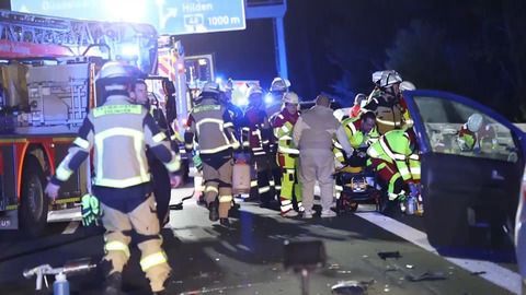 Nrw Auffahrunfall Mit Vier Autos Auf A Elf Verletzte