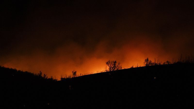 Athen im dichten Rauch Menschen fliehen vor Waldbränden in Griechenland