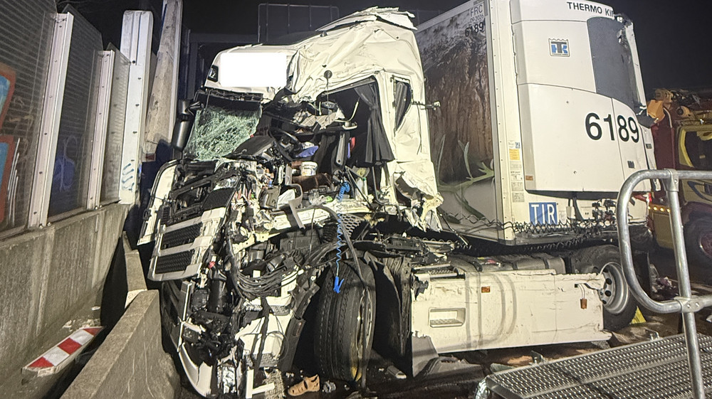 Lkw Ineinander Verkeilt T Dlicher Unfall Auf A Bei Kassel