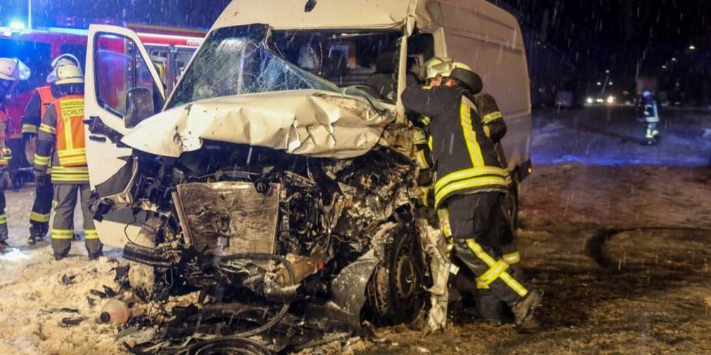 Unfall Zwischen Sprinter Und Lkw Auf Verschneiter Straße