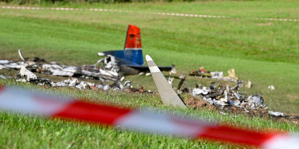 Zwei Menschen Sterben Bei Absturz - Flugzeug War Im Auftrag Der ...