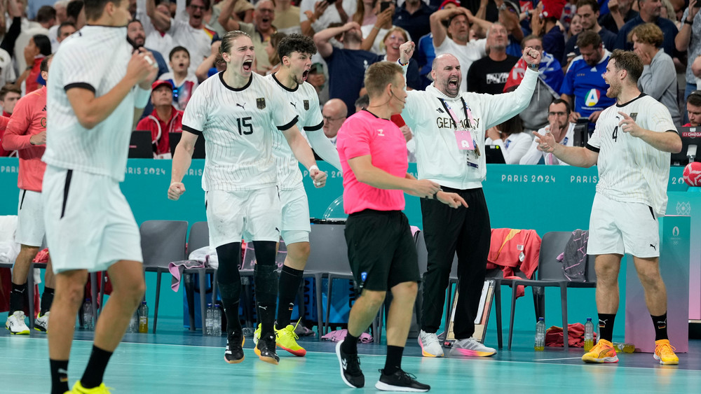 Victoire spectaculaire face à la France : les handballeurs en demi-finales olympiques