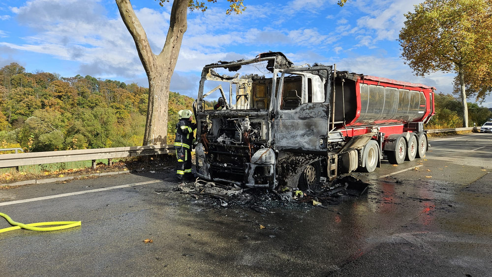 100.000 Euro Schaden: Lastwagen Bei Bad Wildungen Ausgebrannt