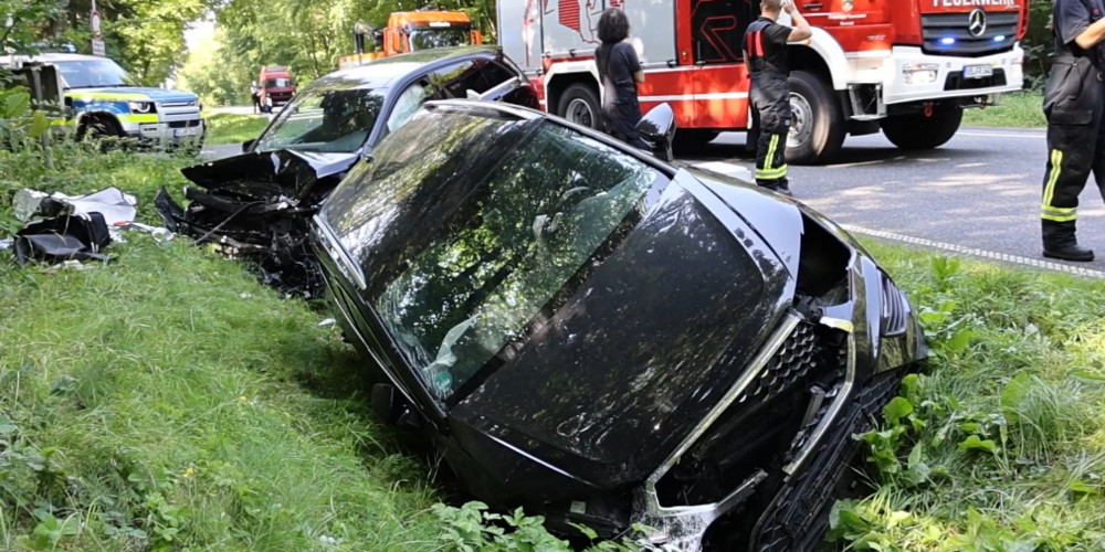 Unfall Auf Der B49: Zwei Fahrzeuge Beteiligt, Drei Verletze - Heli Im ...