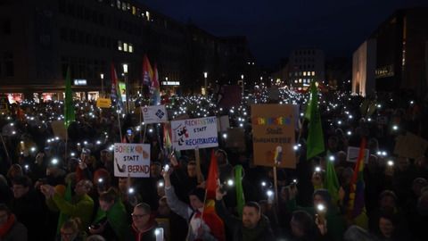 Lichtermeer Und Menschenketten: Protestwelle Gegen Rechtsextremismus ...